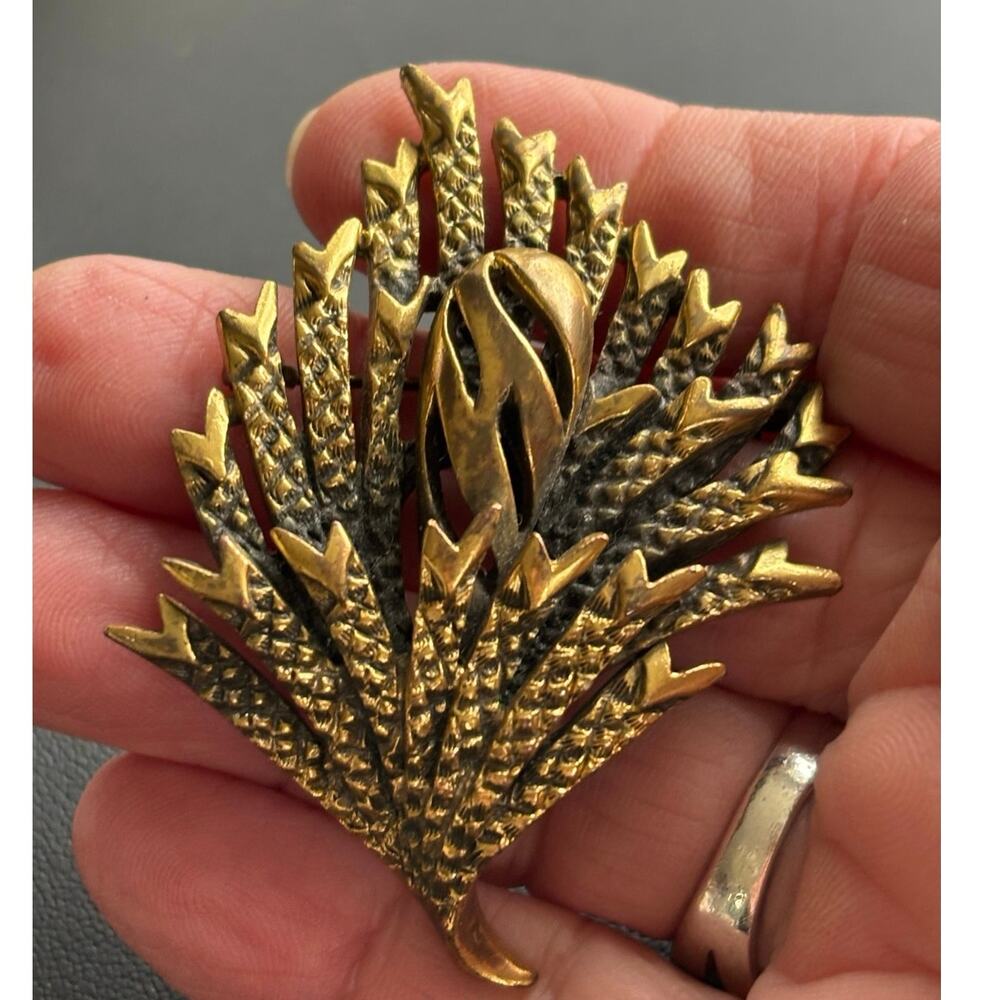 Vintage Big Gold Tone Metal Leaf Spray Brooch - Picture 5 of 5
